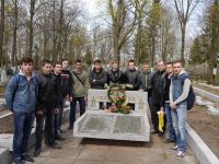 Студенты Технологического колледжа провели субботник  по уборке территорий воинского захоронения  на ул. Орджоникидзе и аллее Героев.