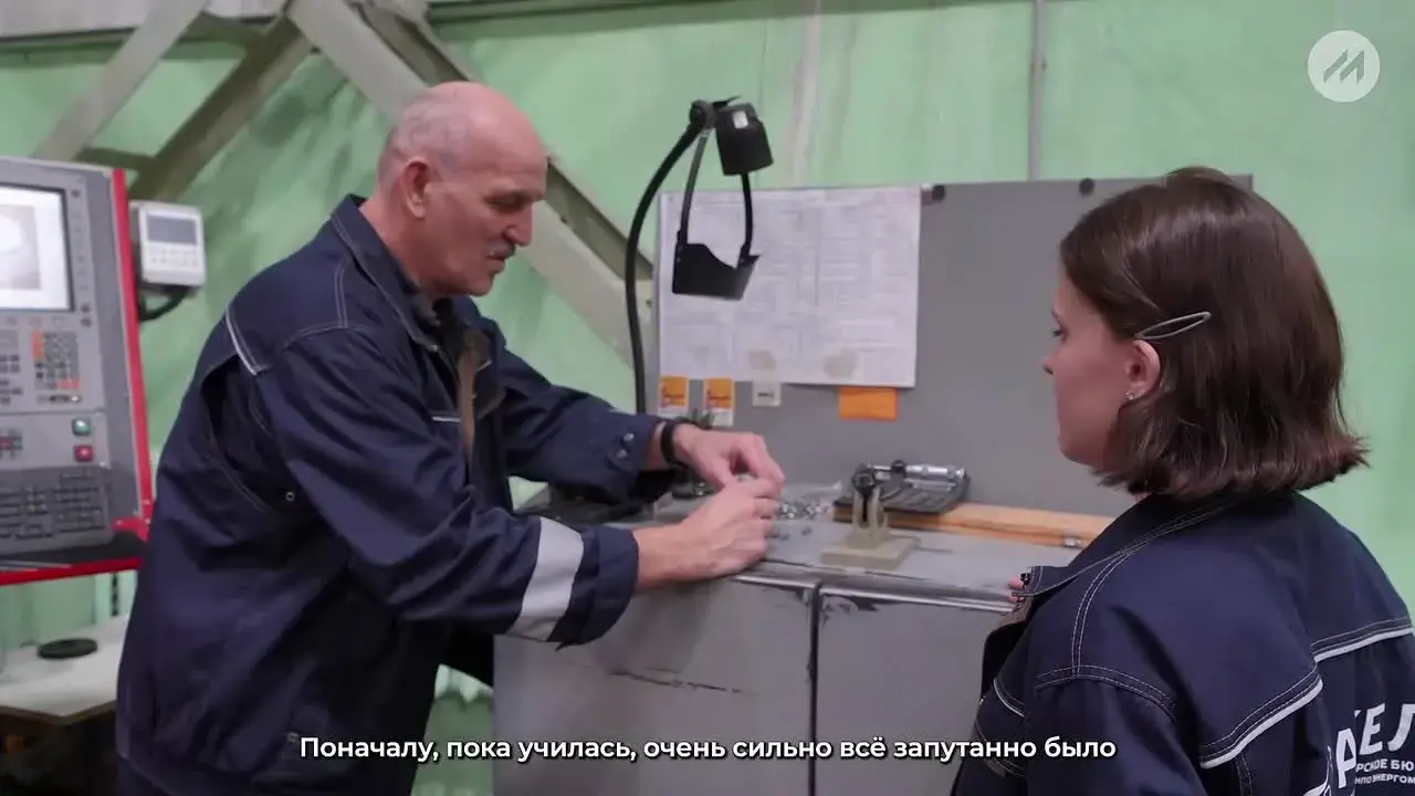 18-летняя Карина Стерхова работает в ОКБ «Факел», где создают детали для спутников и ракет