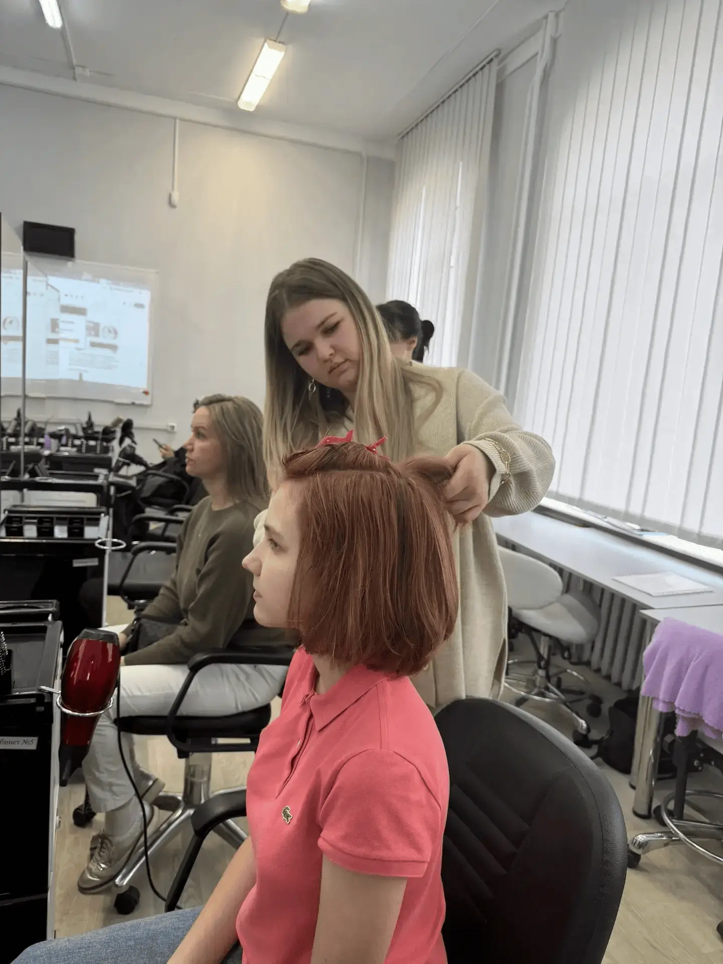 В ИСКУССТВЕ ЦВЕТА: В ГРУППЕ 23 ПХ ПРОШЕЛ ЭКЗАМЕН ПОД ПРИЦЕЛЬНЫМ ВЗГЛЯДОМ ЭКСПЕРТА-РАБОТОДАТЕЛЯ