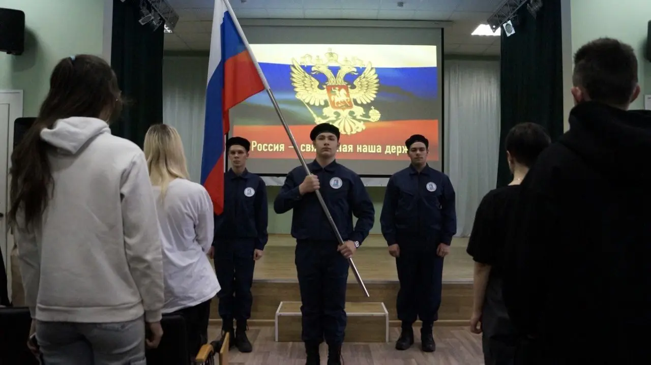 Традиционная церемония выноса Государственного флага Российской Федерации