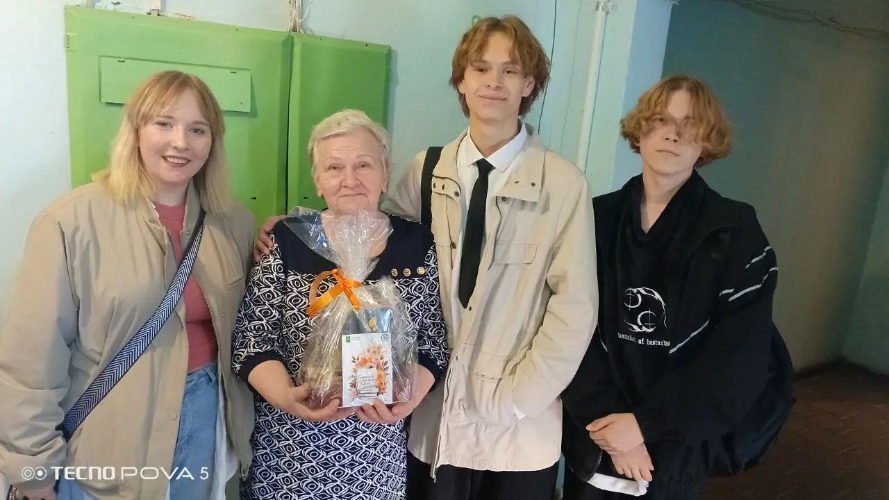 Обучающиеся технологического отделения с теплотой поздравили наших дорогих ветеранов педагогического труда